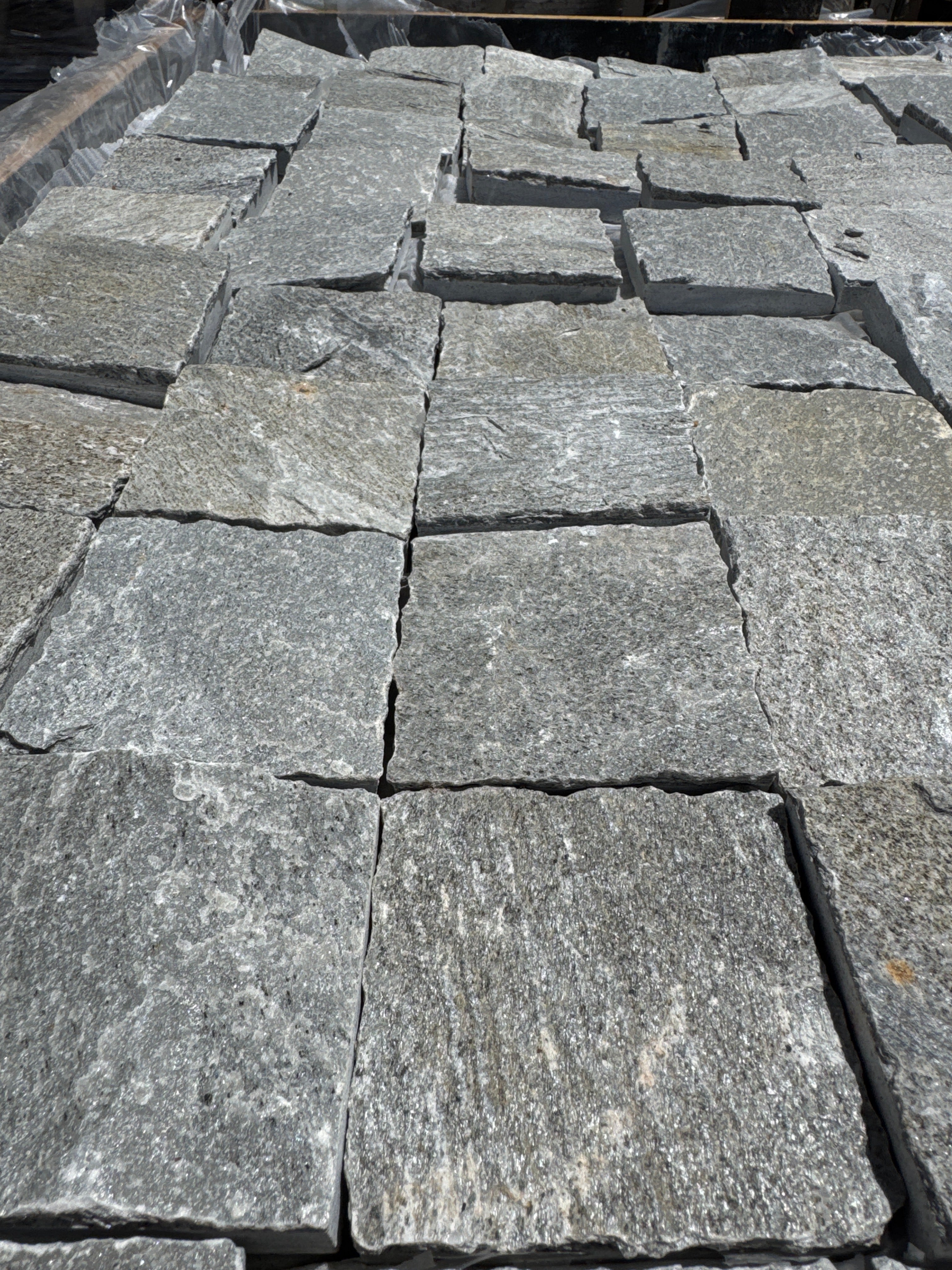 Grey Slate Cobblestones Loose 20mm
