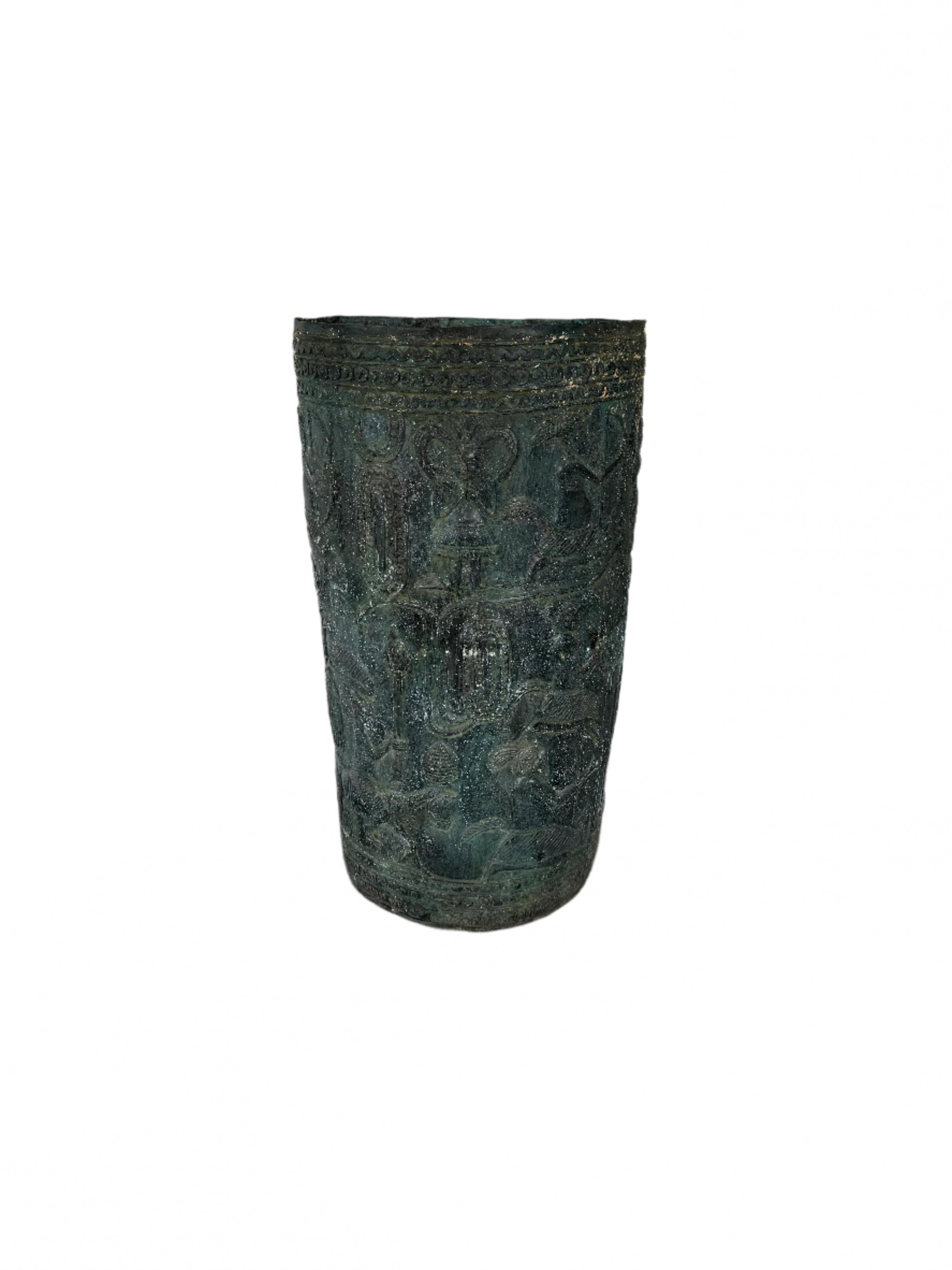 Tempat Patung Iron Antique Tub that can be used as a decorative piece or to house plants.