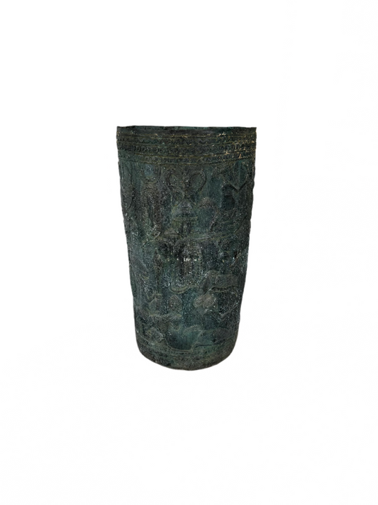 Tempat Patung Iron Antique Tub that can be used as a decorative piece or to house plants.